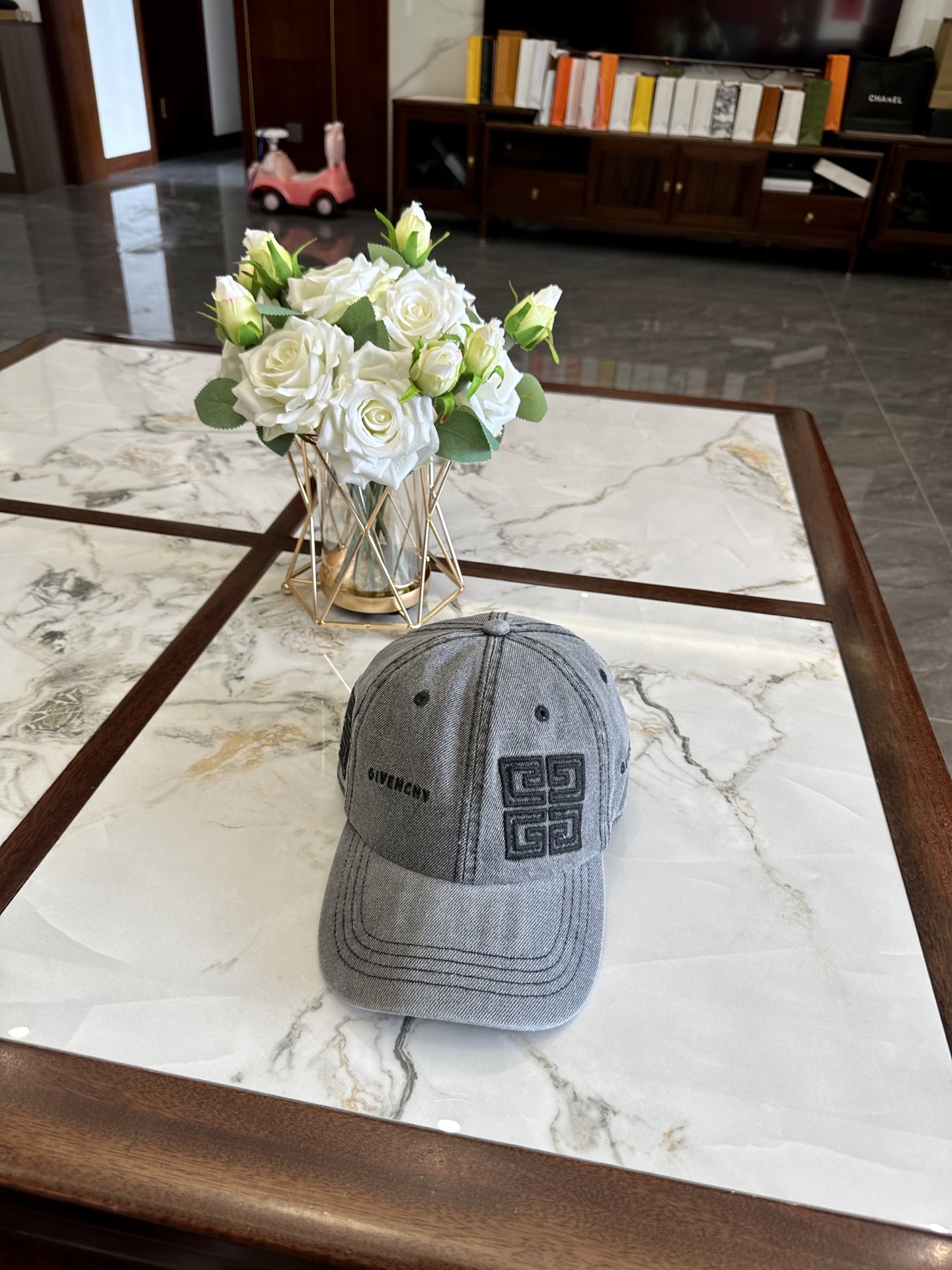 givanchy hat model 03